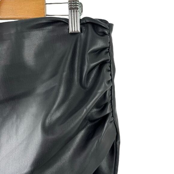 NWT House of Harlow 1960 Black Vegan Leather Mini Ruched Skirt Size Medium - Picture 8 of 15